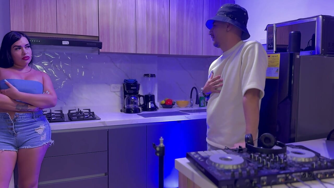 밀프가 남편을 욕망에 찬 푸베르토 Dj 라루세로와 커클드
