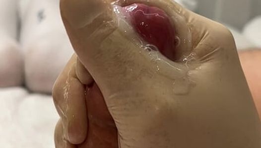 Adolescente masturbando seu pau lubrificado em close-up até perfeita ejaculação lenta - em primeiro plano