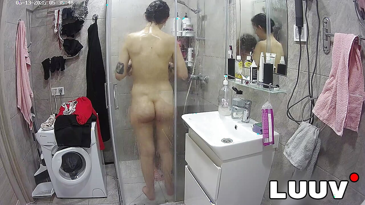 LUUV. Alice, một người đẹp xăm mình, đi tắm với bạn trai của cô ấy