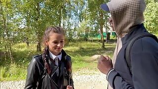 Chico negro se folla a una colegiala en el bosque