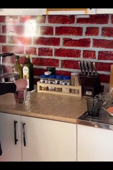 سخيف ساخن في المطبخ