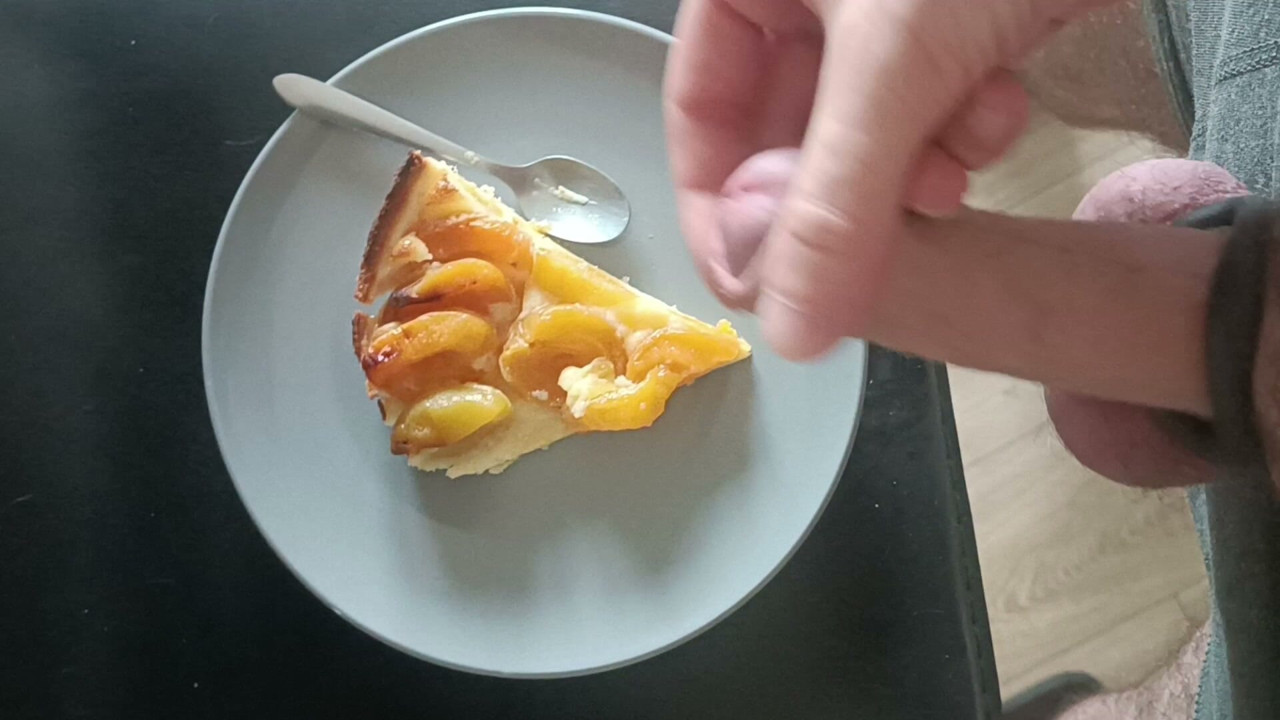 Hand Free Cum On a Pie