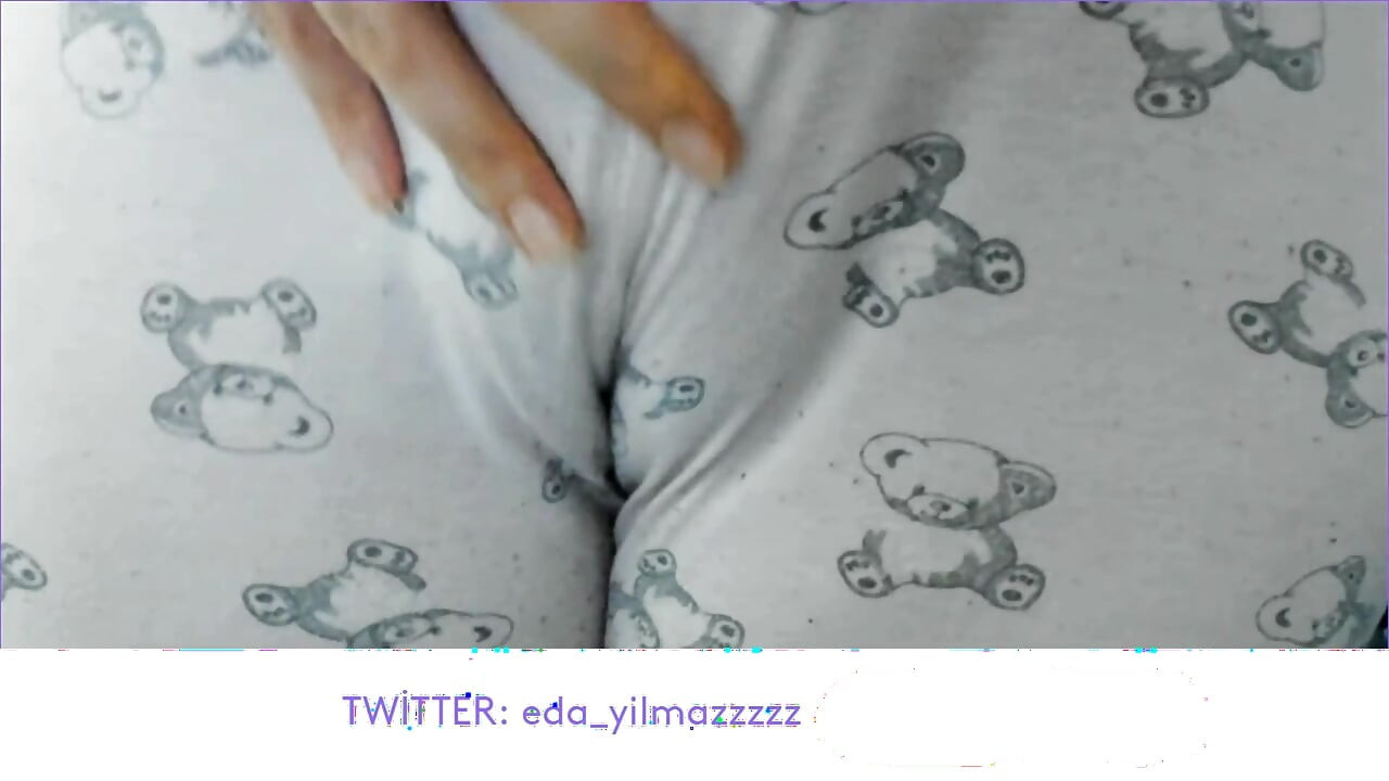 CAMELTOE- MASTURBATION IN PAJAMAS- PUFFED PUSSY- TURKISH PORN