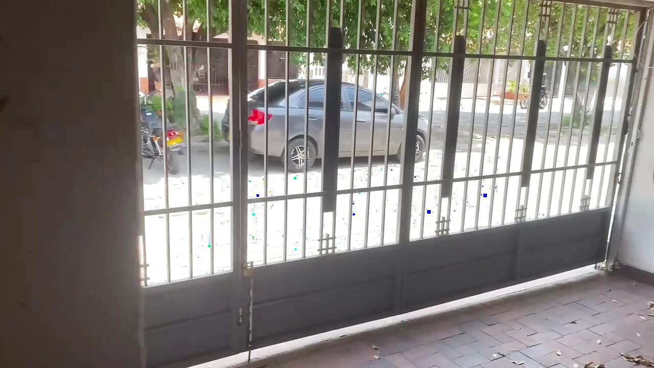 Moja kolumbijska latynoska przyrodnia siostra zagubiona i zapytała mnie, czy mogę dać jej zakwaterowanie w moim domu