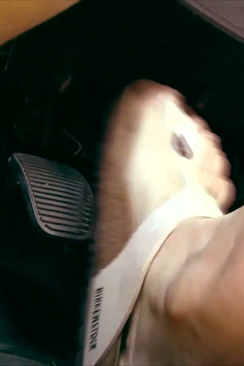 Bombeo de pedal en Gizeh Birkenstocks de color crema