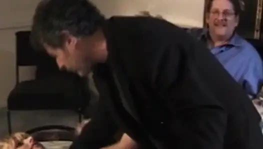 Ehemann teilt seine sexy ehefrau