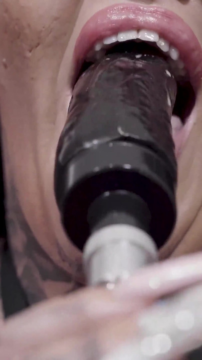 MILF z dużymi cyckami lubi tryskać prosto w twoją szczelinę