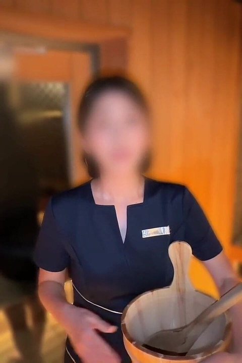 [Spațiul de vindecare obraznică al unei femei căsătorite din saună]