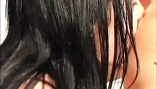 Грудастая брюнетка принимает симпатичный член