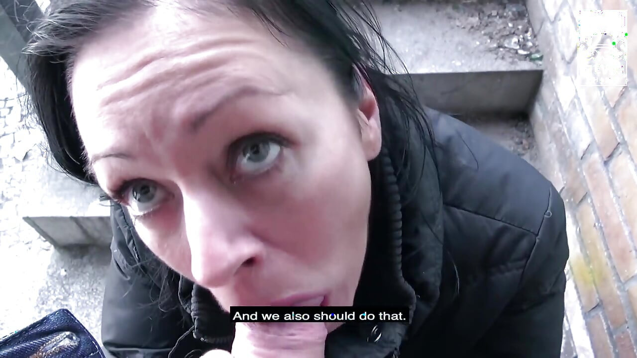 Without underwear : Milf comes to outdoor fuck in tights with cut outs