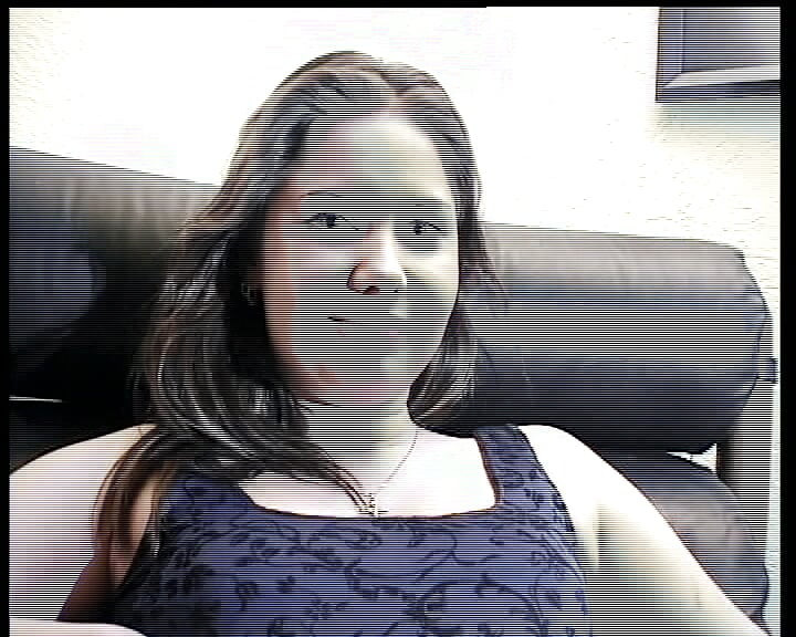 Söt knubbig tysk slampa gnuggar hennes fitta i solo närbild