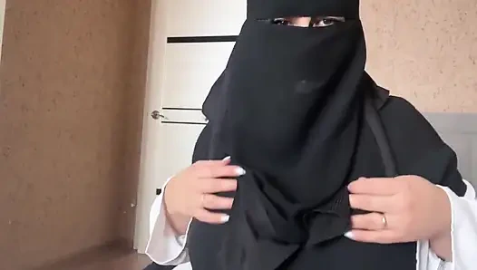 Pembe külotlu tesettürlü Suriyeli kız deliklerini gösteriyor.