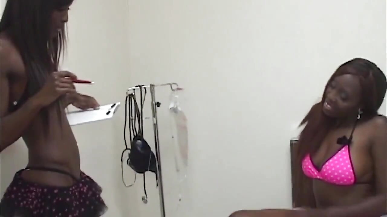 Dos milfs de ébano insaciables comparten placer de juguete