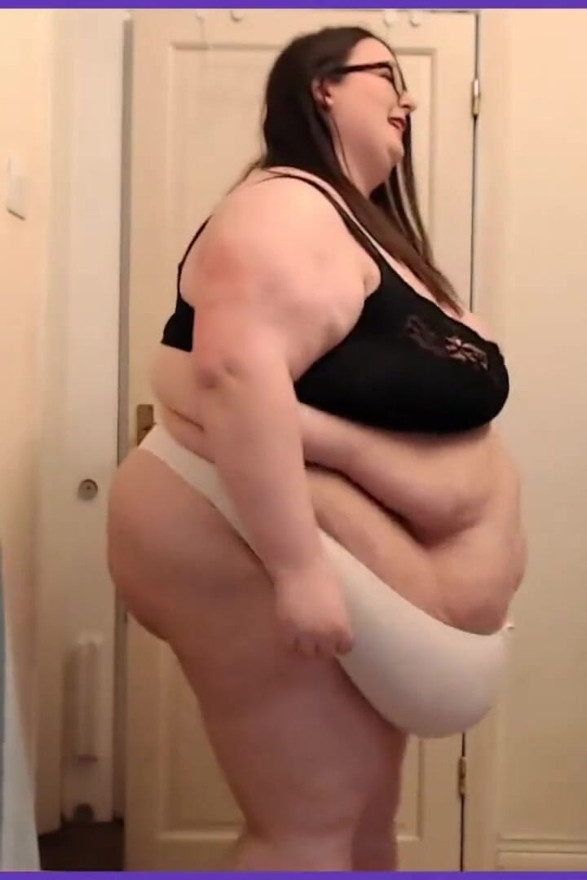 Une SSBBW suit sa routine d'exercice en respirant un soutien-gorge en string