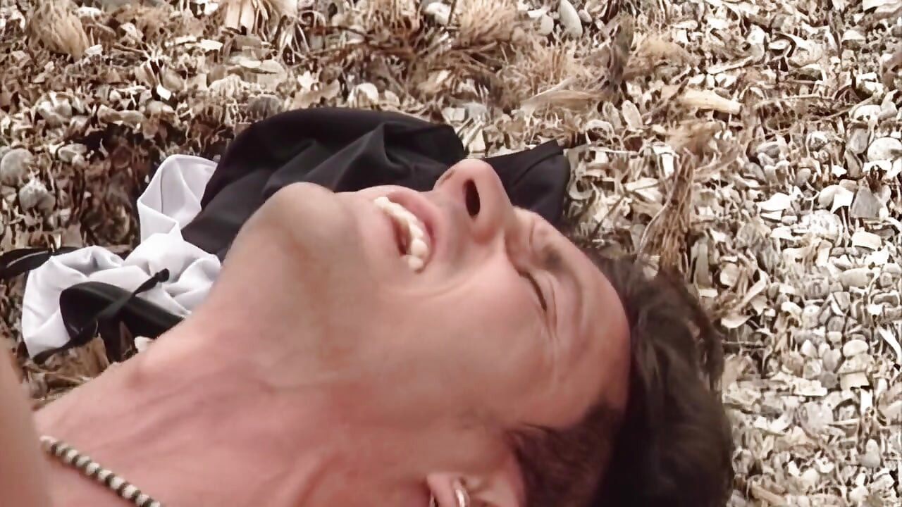 أكثر سخونة على الشاطئ وركلة القبض عليك