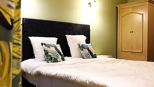 Selena'nın yatakta çıplak masaj oyunları