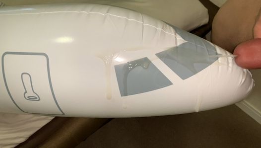 Pênis pequeno gozando uma carga enorme em um avião inflável