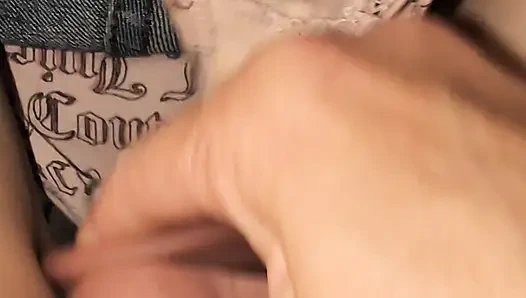 Tante seksi ini lagi asik muasin memeknya pakai dildo - close up