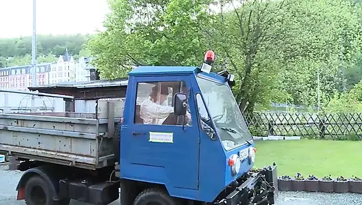 Dövmeli Vixens Vahşi Sahnelerde Emiyor Ve Sikişiyor