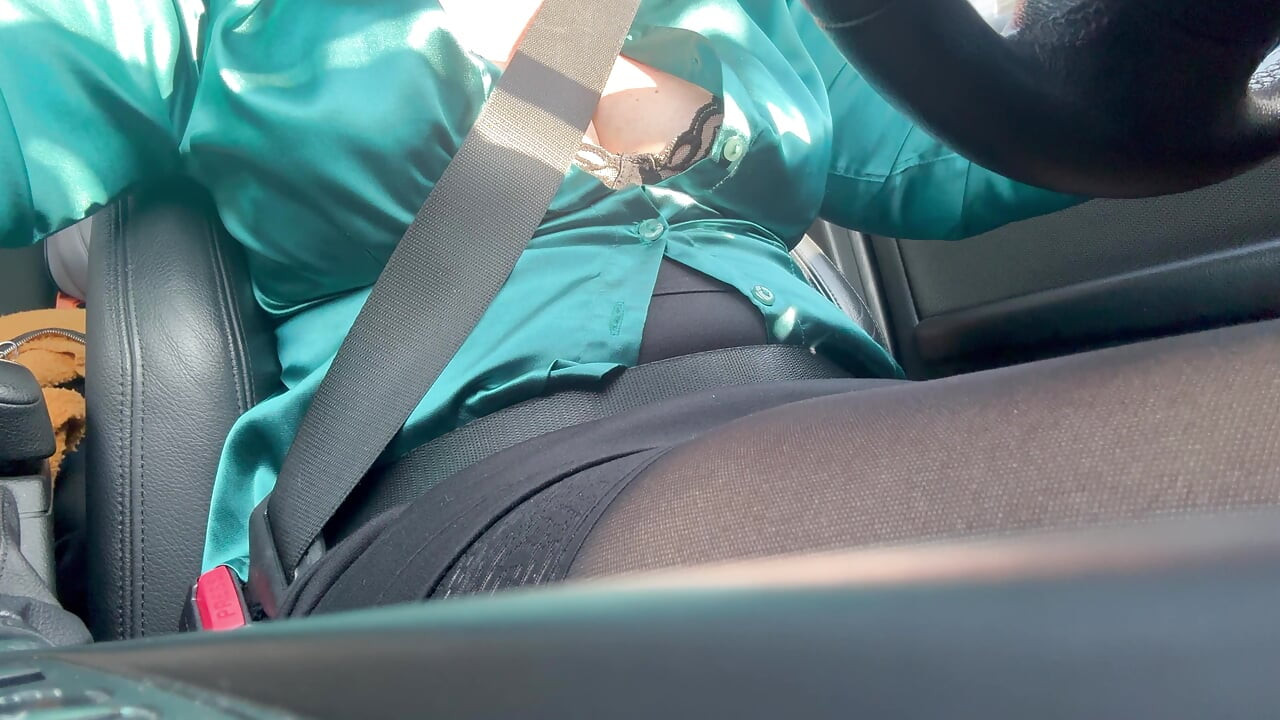 Madura gostosa milf se masturba no carro em público a caminho de casa do escritório