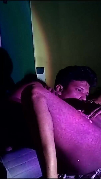 Detik menawan dari "hotwife rumah kampung India dengan buah dada besar bercium"