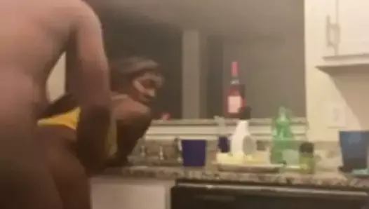 Une tgirl noire sexy se fait baiser dans la cuisine