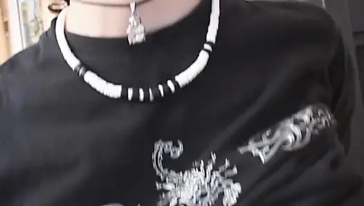 Невинная Teenie узнает, что ее шлюшка-мачеха трахается с незнакомцем