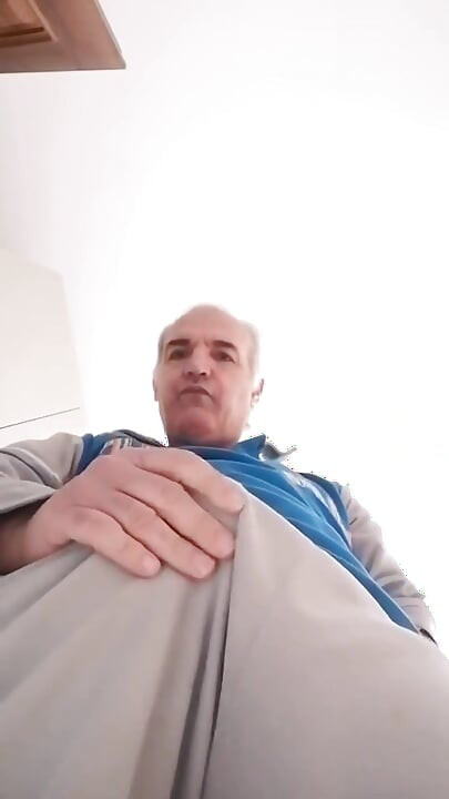 Auzi sunetul mâinii mele care se mișcă peste penisul meu tare și umflat