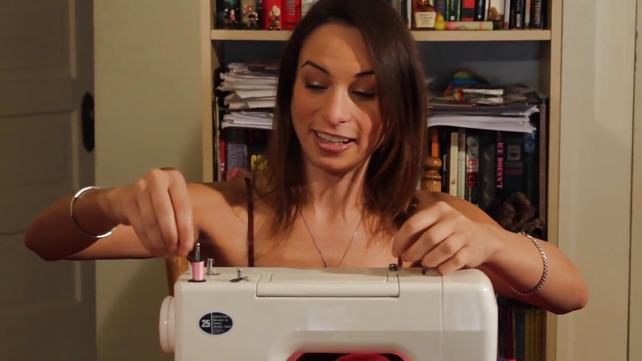 Pyari larkiyan apni gili choot ko chatna aur ungli karna pasnd karti hain