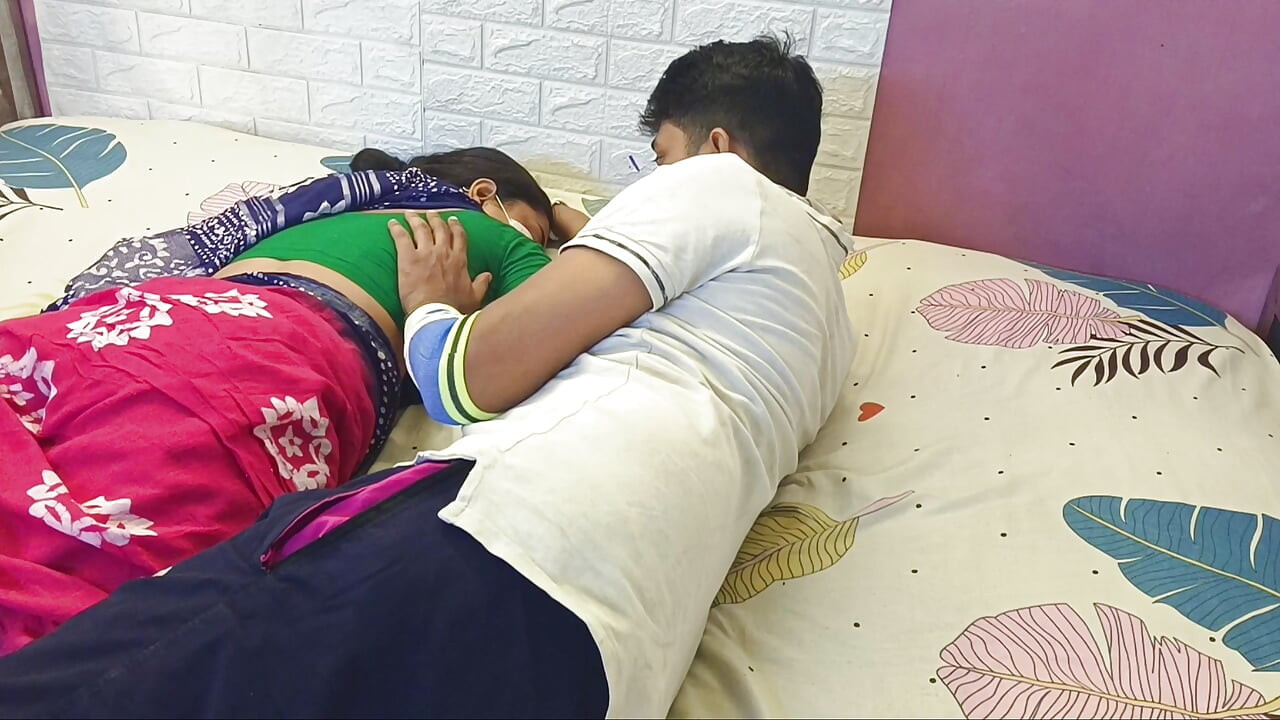 Üvey erkek kardeş köylü üvey kız kardeşine yardım ediyor ve sonunda göğüslerine boşalıyorum