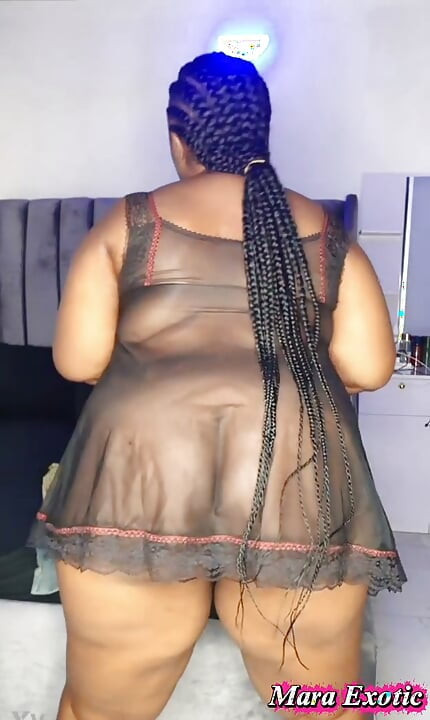 Ebony curvilínea y voluptuosa en lencería