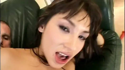 Edepsiz küçük sürtük hepsini yiyor