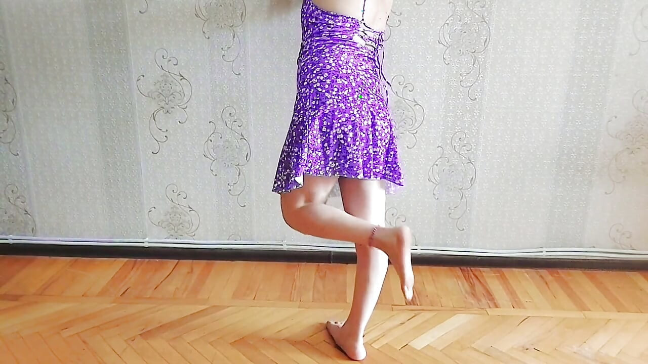 Slatki femboy drži košaru svježe ubranog cvijeća
