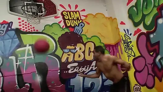 Sie liebt es, großen schwanz zu lutschen!