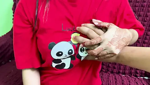 Seksi Hintli üvey kız kardeşim benimle sikiştiği için çok mutlu oluyor