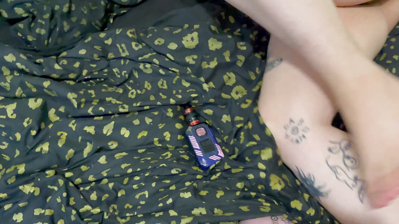 Trans meisje en haar vrouw maken een queer video voor je