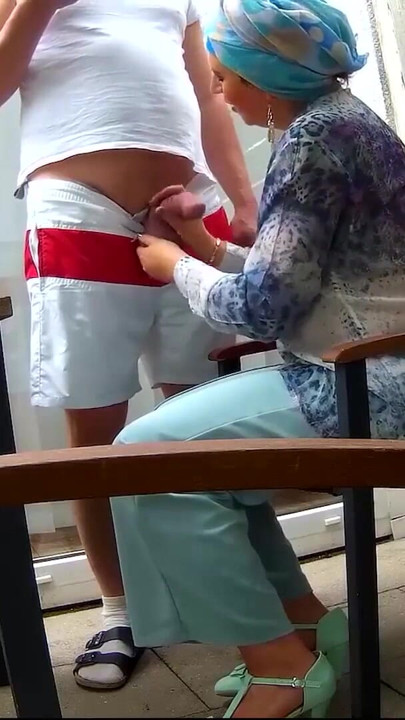 Tante muslim ngocok kontolku dan nyepong kontol, dan telan spermaku. | Klip 2