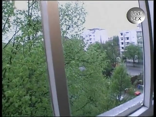 Brunetă la audiție care se masturbează cu vibrator
