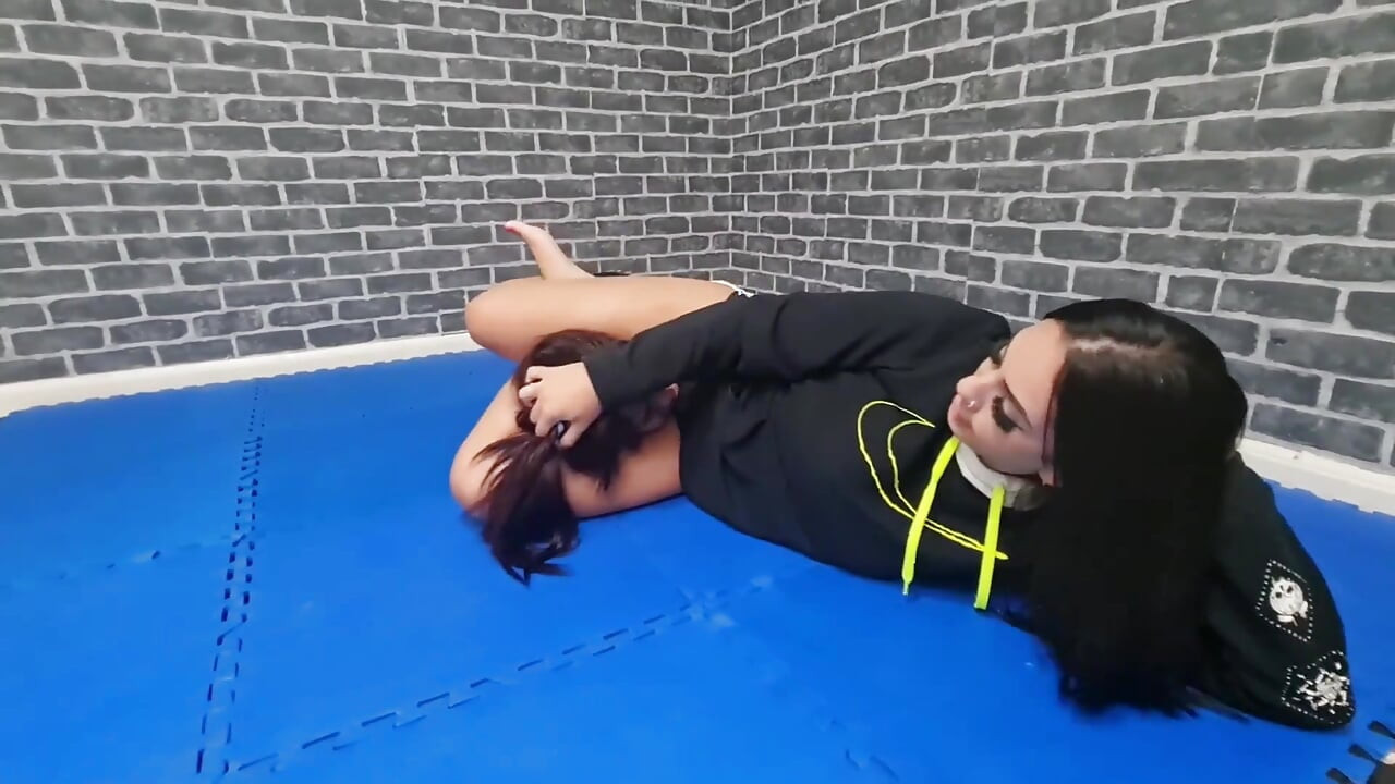 Saksekamp ekstreme ben af top Babe Alice