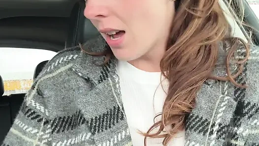 Ben benzinimi pompalarken çok yüksek sesle boşalmamaya çalışıyorum