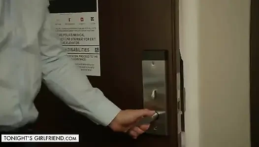 Seth Kumar ve Chanel Grey yatakta eğleniyor