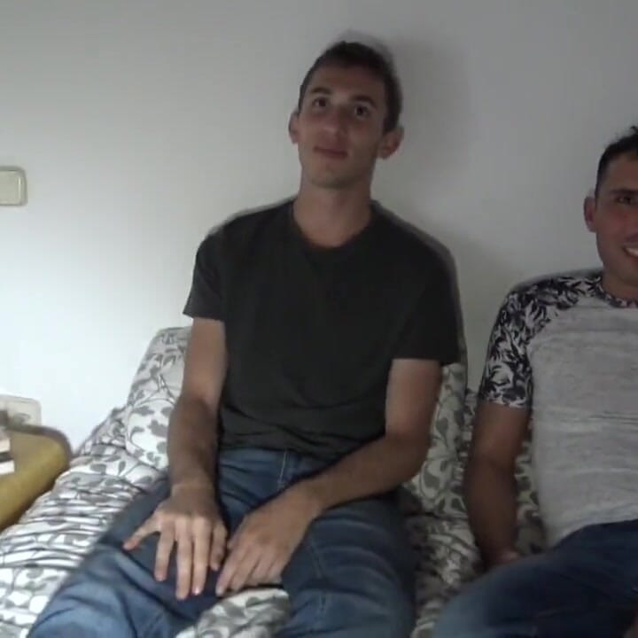 Sexy blonde twink zonder condoom geneukt door zijn straig vriend