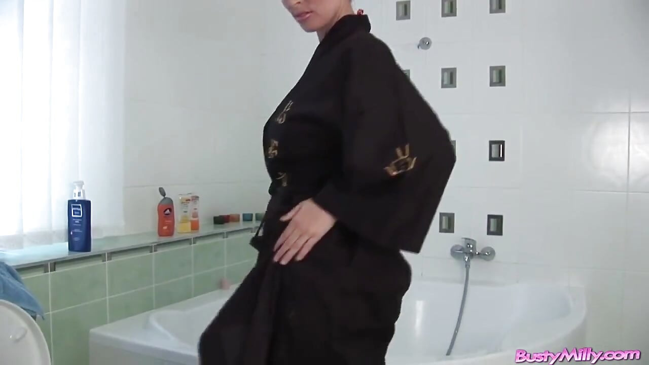 Milly Moris fürdőző szépség
