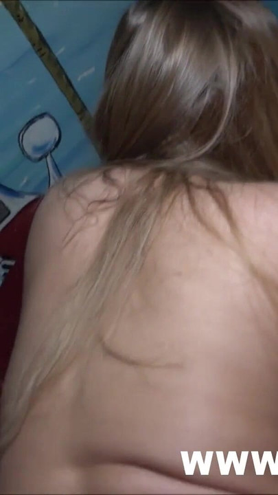 Morate vidjeti trenutak iz filma "Lina Mila dobiva dva kurca u porno kinu"