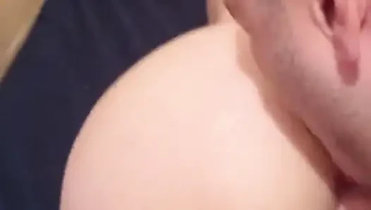 Den arsch dieser blondine mit dickem arsch essen