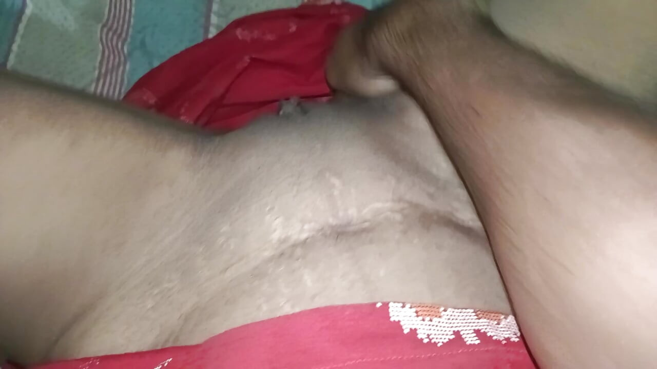 Esposa india en vestido rojo consigue culo aceitado y follada dura en perrito - casero