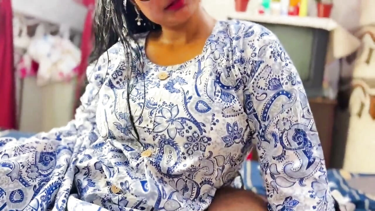 Desi bhaartiy sauteli bahan phuhaar charamsukh jordaar chudaee karti hai jab tak vah phat nahin jaati