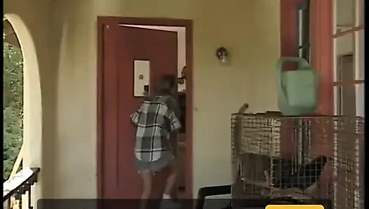 İki adam sürtük sarışının bir makine tarafından amından sikilmesini izliyor