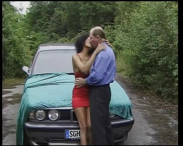 Ibenholt dame fik en stor ladning varm sperm efter vask af bil