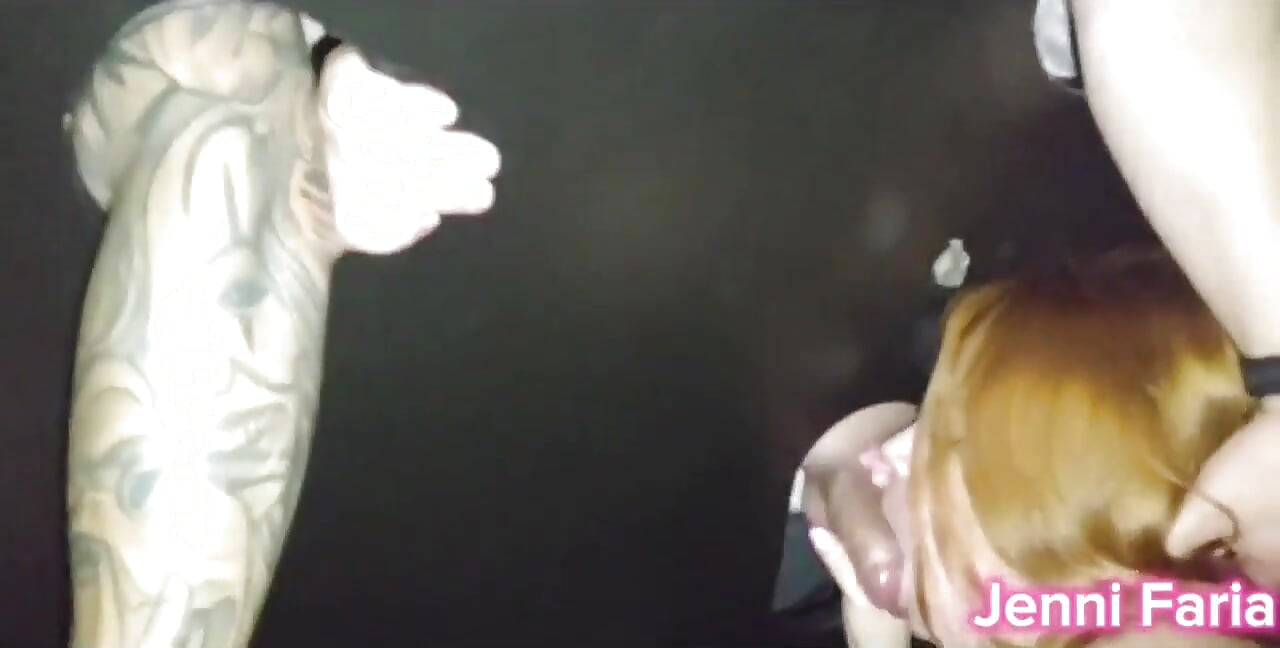 Ma belle-mère sexy m’a emmené au gloryhole du club échangiste de So Paulo